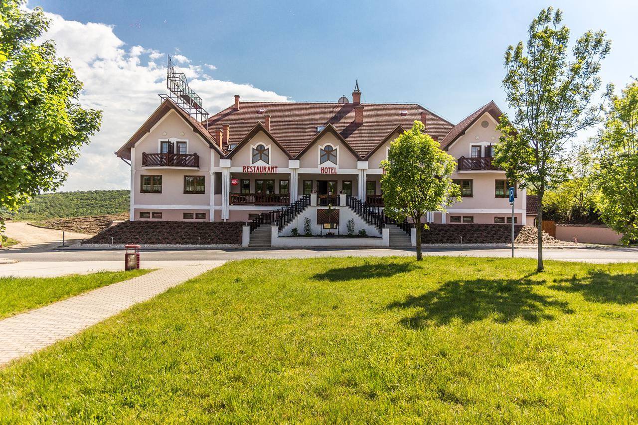 M1 Szeker Csarda Hotel Es Etterem Obarok 외부 사진